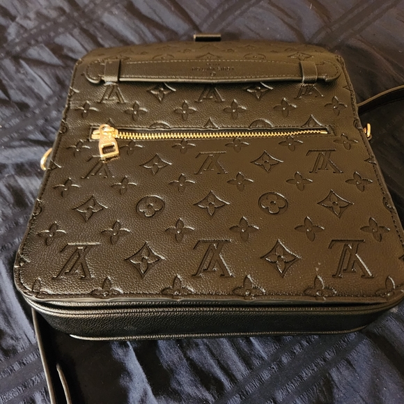 New black Louis Vuitton purse 1900 retail is 2800 - Picture 3 of 8